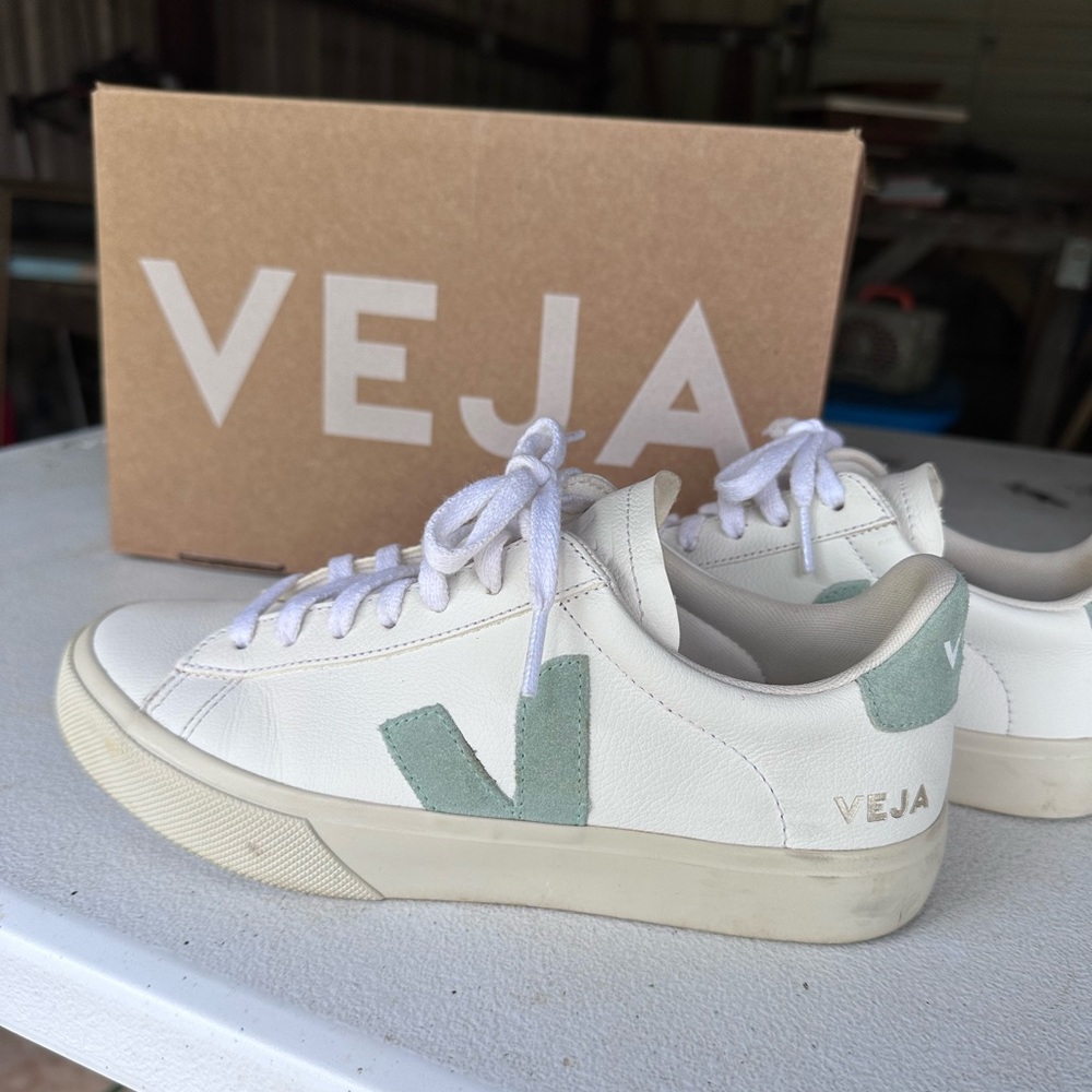 Veja Campo in color Matcha